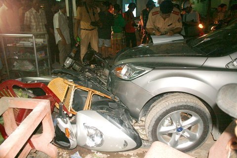 Xế hộp lao vào tiệm tạp hoá, 5 người bị thương